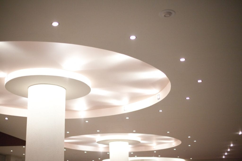 Faux plafond suspendu d’isolation phonique pour bureaux bruyants